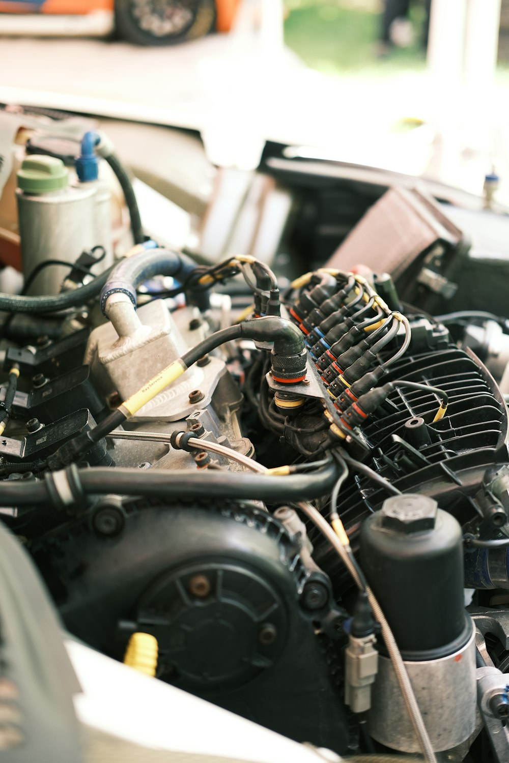 Compartimiento del motor con cableado y sensores durante un diagnóstico